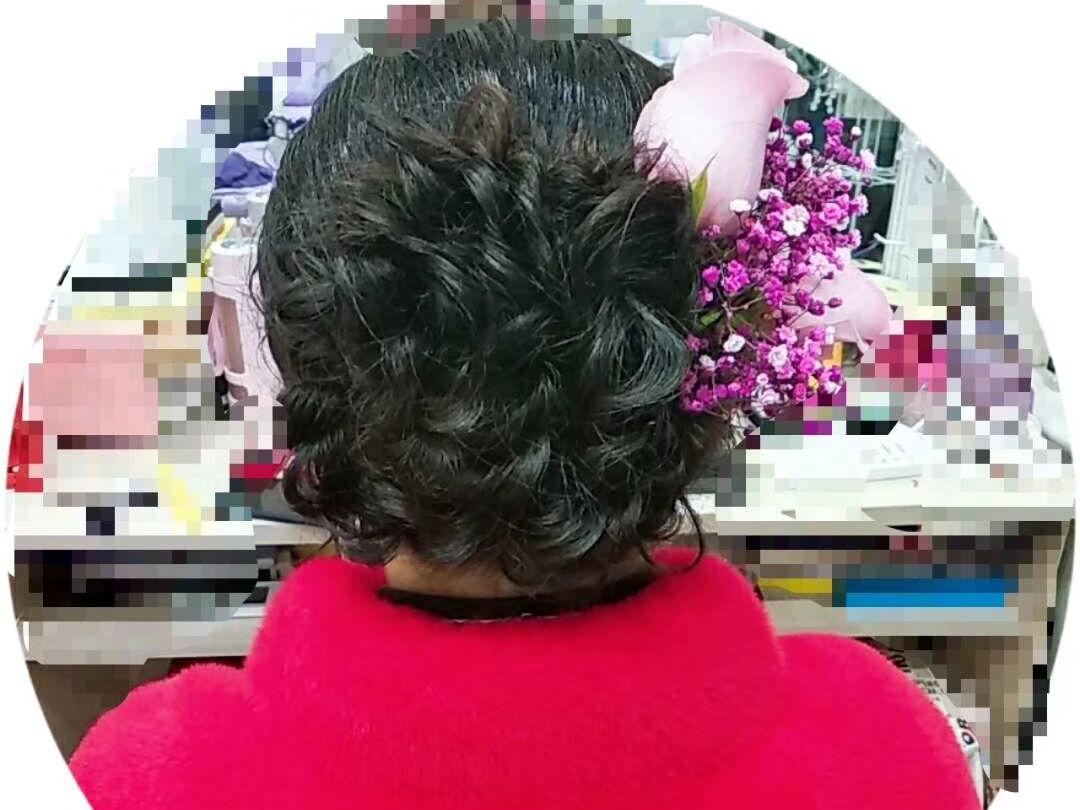 资深档全程跟妆3造型唯美简约妆容+赠送1套婚纱