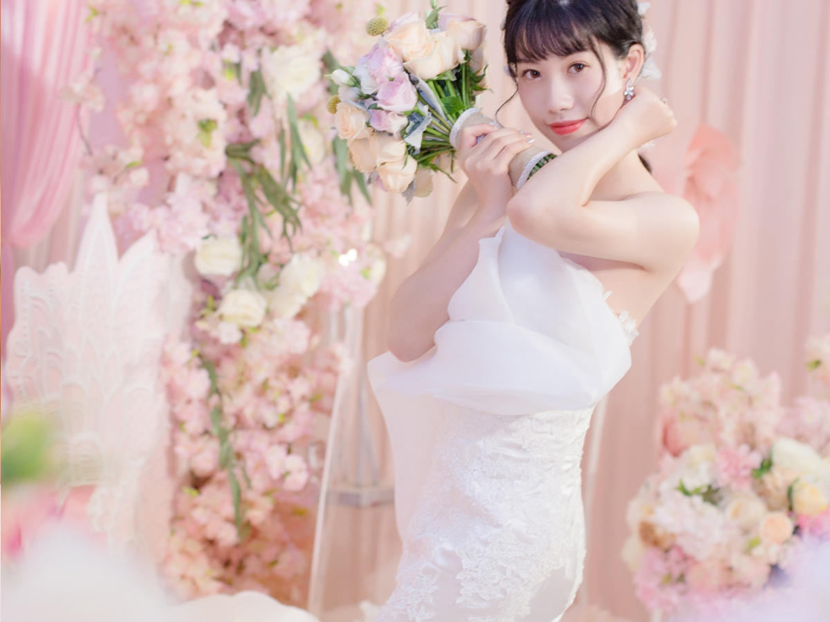 全天跟妆+主纱+齐地纱+敬酒服+长头纱+伴娘服