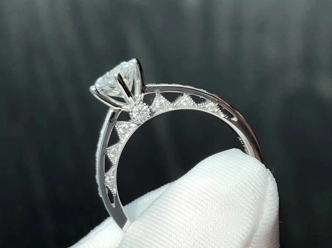 「时匠珠宝」钻戒 时尚小奢华 六爪戒托款