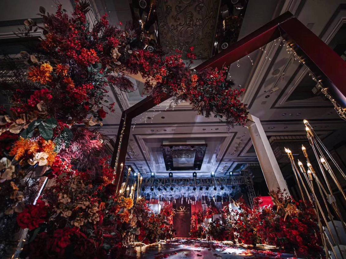 万达嘉华酒店 大气中式红蓝吊顶婚礼花艺满分