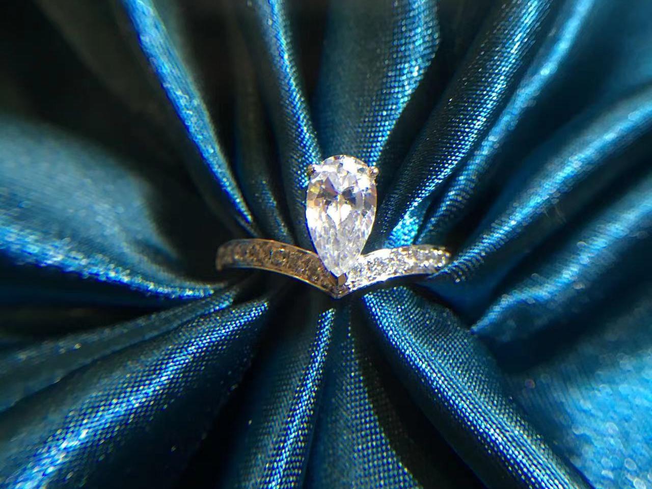 非梵钰禧｜H色时尚百搭18K白金梨形V字水滴异形