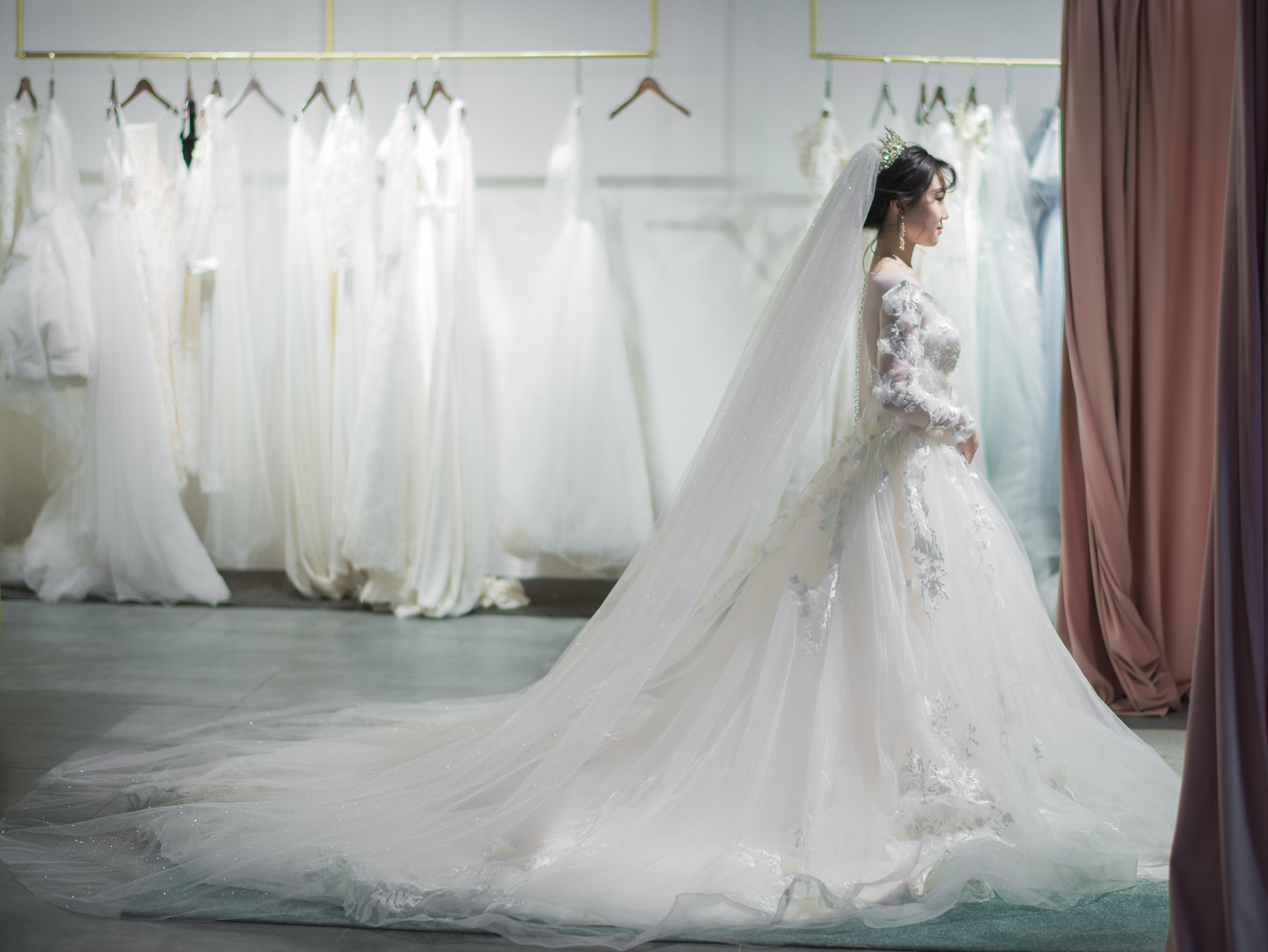 【盛夏钜惠】高定礼服三件套+资深化妆师全天跟妆