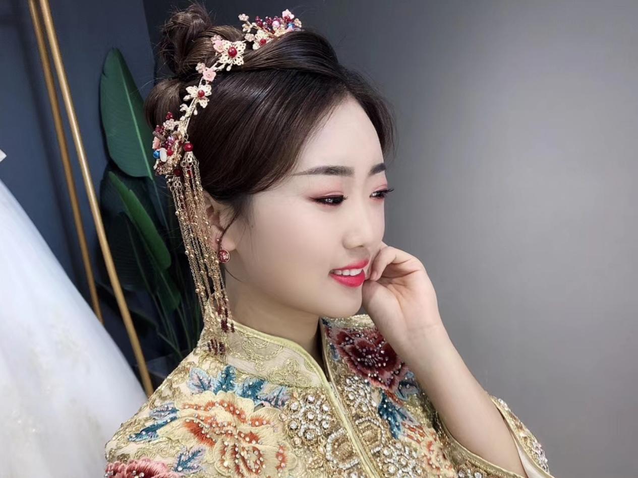 资深档化妆师两套妆面造型跟妆