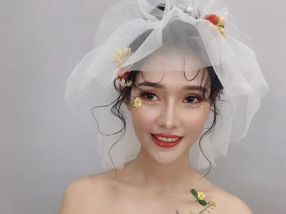 首席化妆师全程跟妆+摄影+亲友妆+白纱