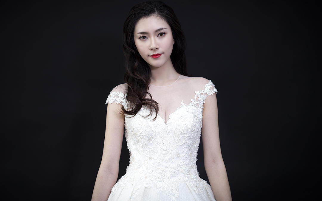 大连婚纱店罗漫心形美背婚纱