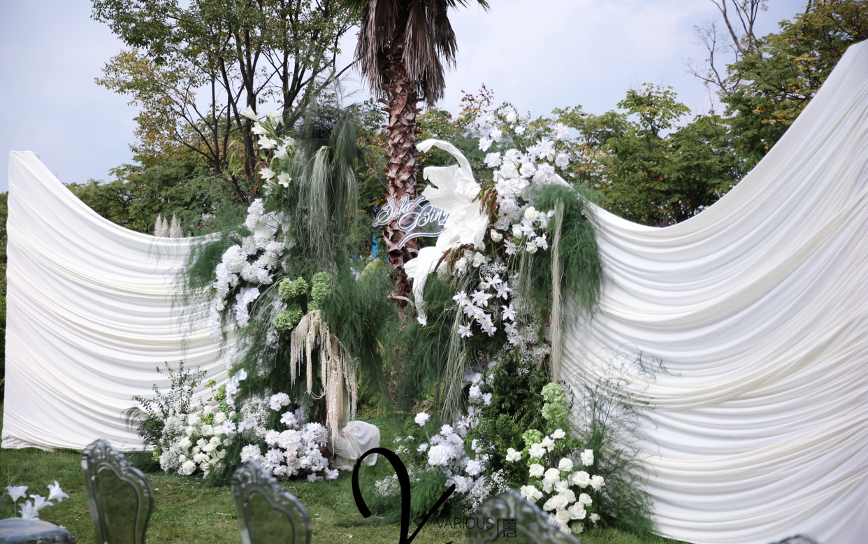 白绿色户外小清新婚礼