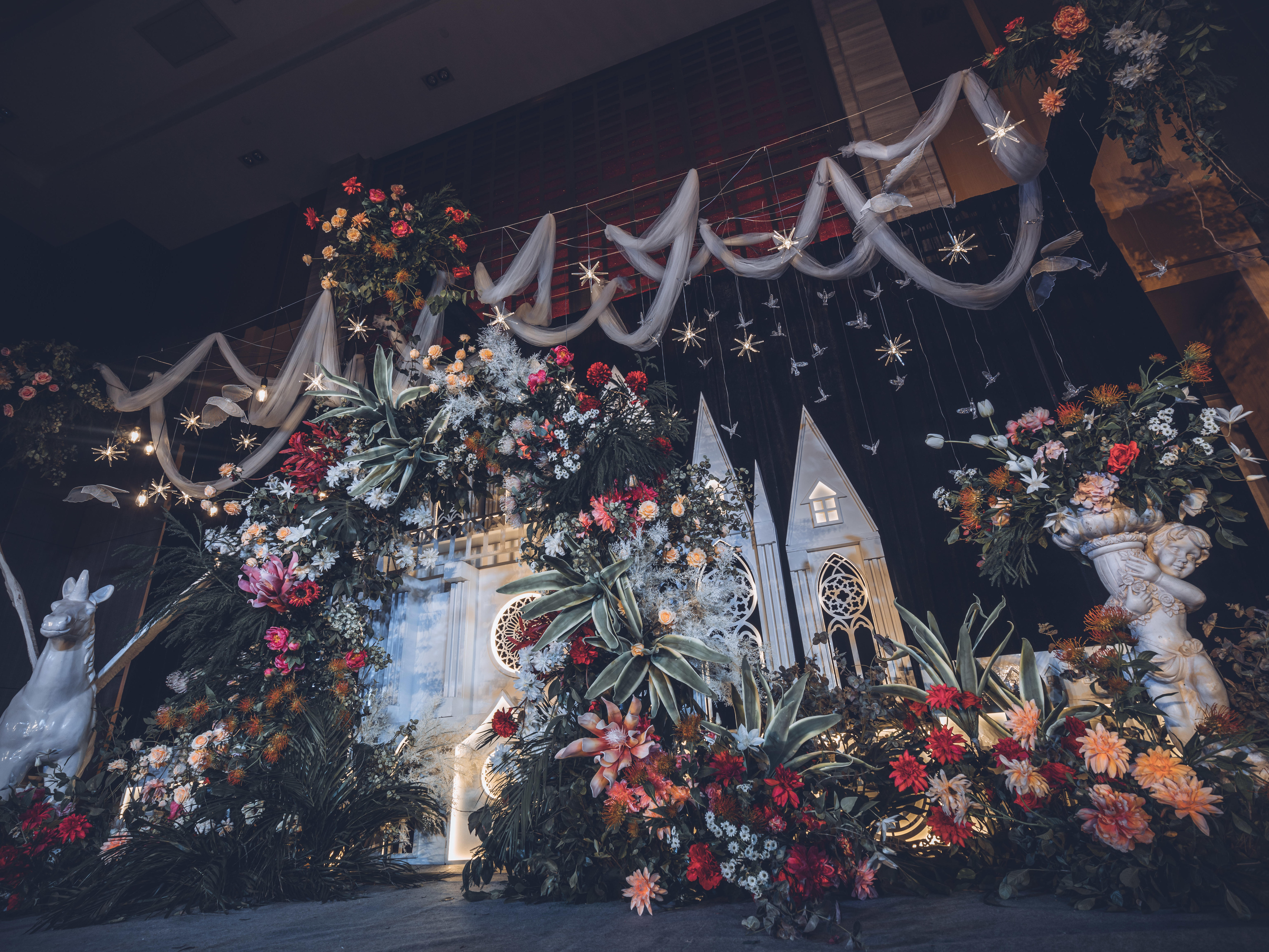 黑红撞色发光城堡婚礼-南阳喜文化创意婚礼