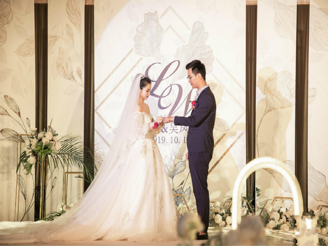 简约欧式风格，大理石纹理花艺布置