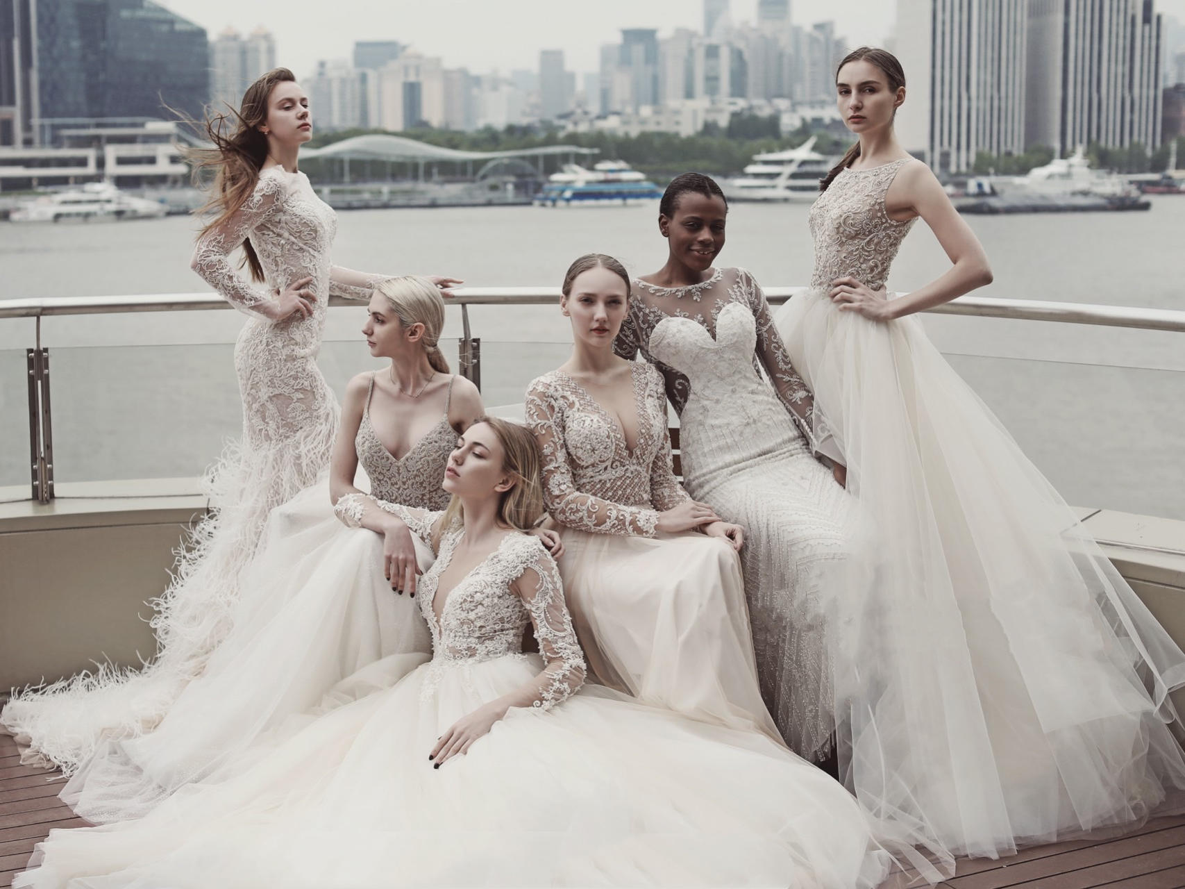 Oia Bridal | 重手工吊带款凸显个性