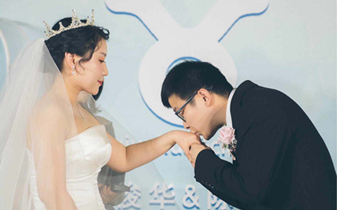 在你眼中，我看到了整个世界该有的温柔。