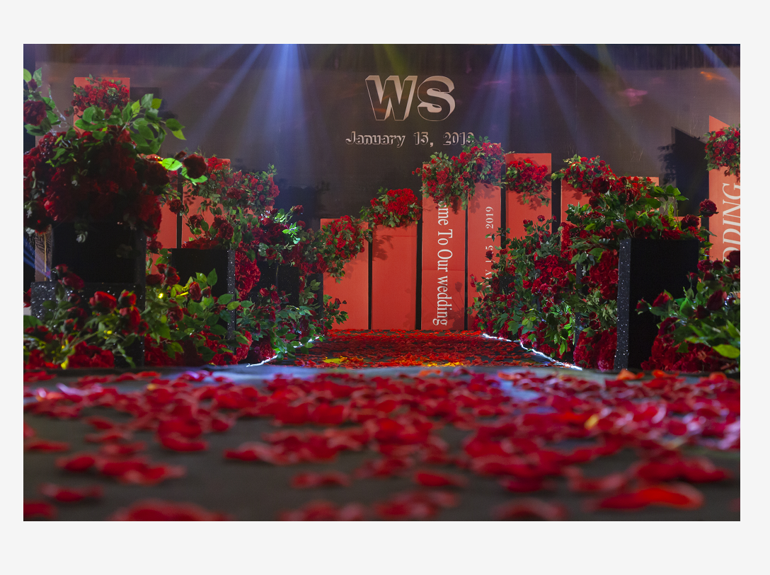 奢靡红配神秘黑    简洁但很有层次