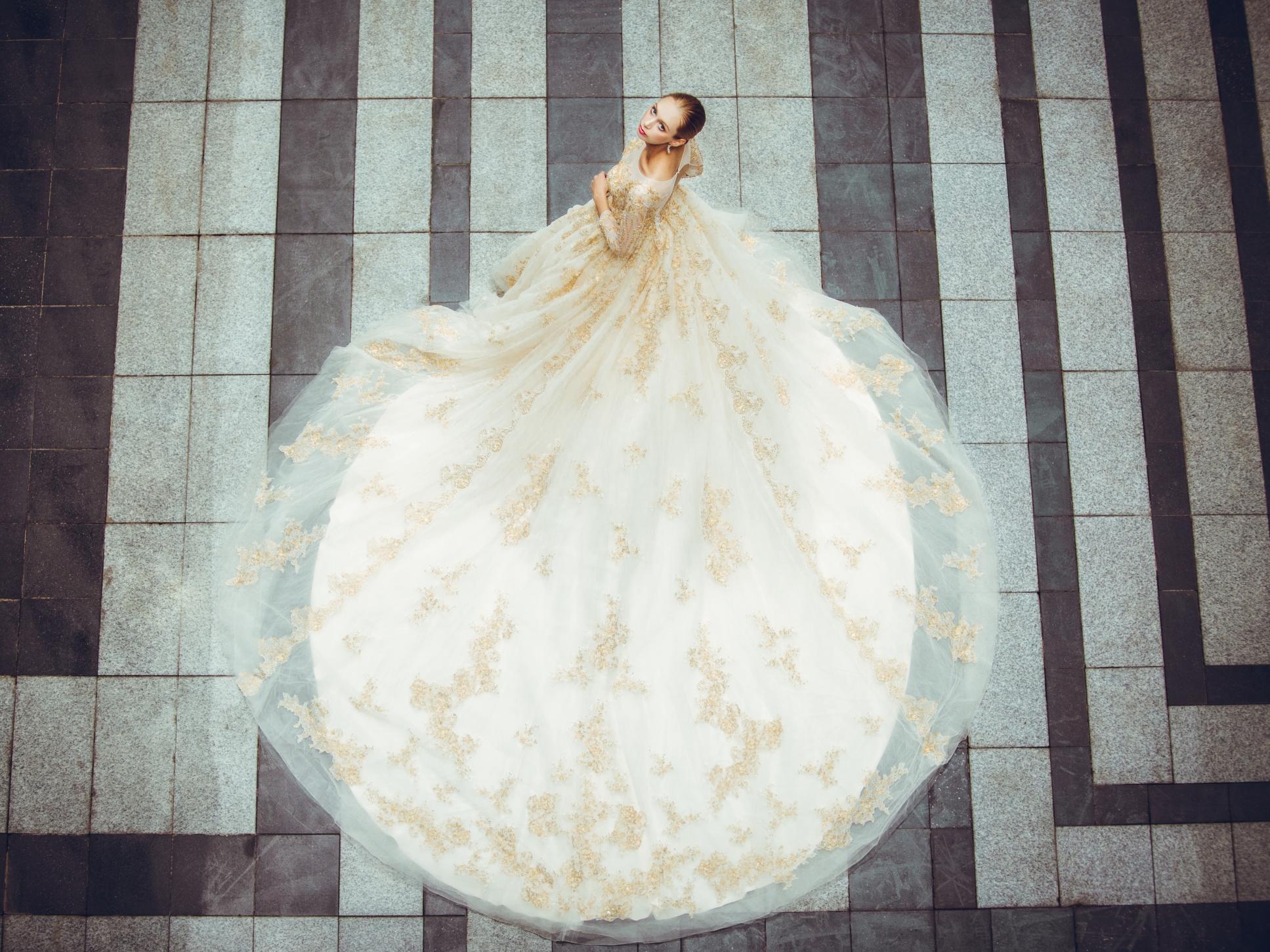 「本季主推」主纱+拖尾+敬酒服+赠送伴娘服三件