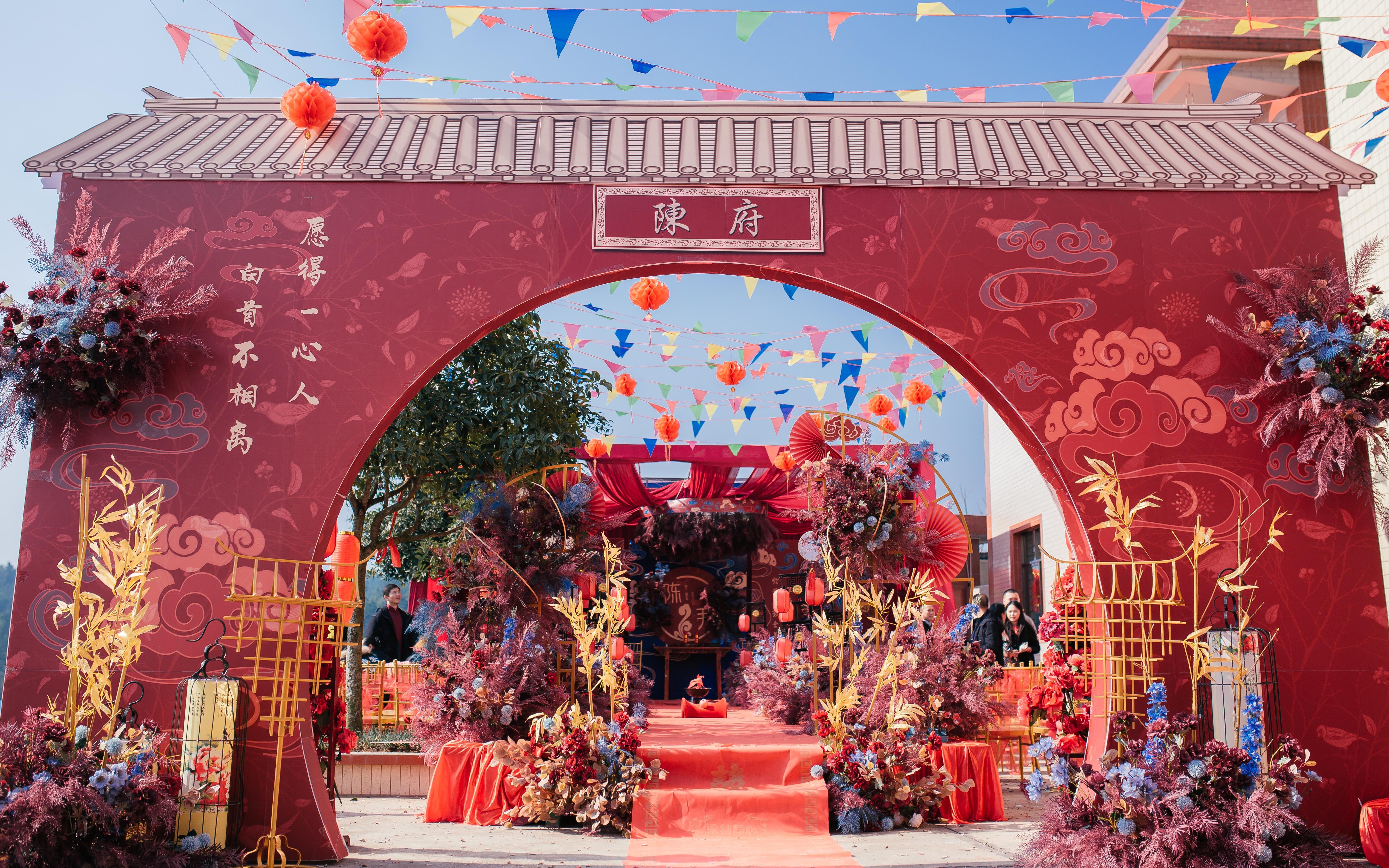 红蓝国潮风新中式，家族祠堂前举办的户外婚礼