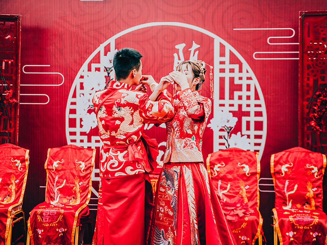 一身凤冠霞帔，许他三生既定，白头永偕岂不美哉！