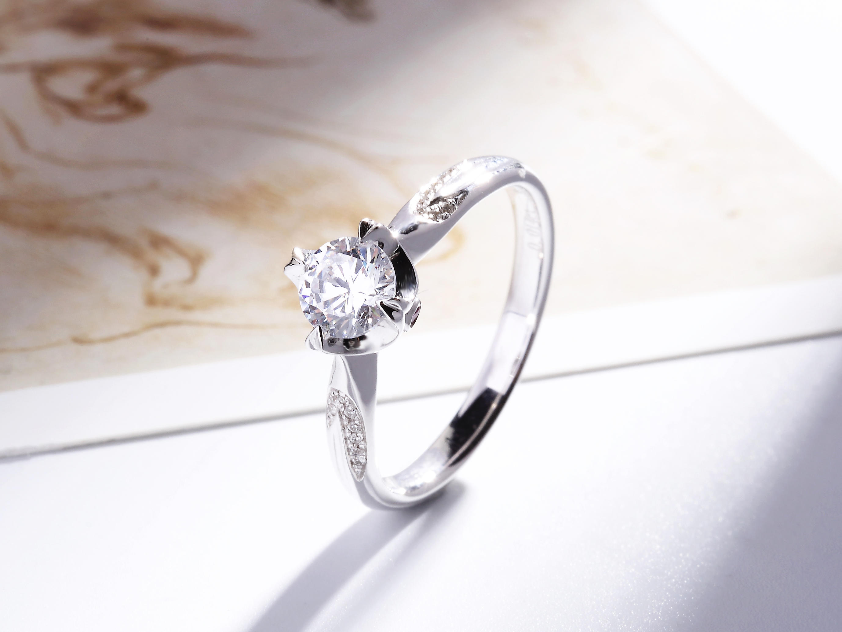 18K白金1克拉钻石戒指正品镶红宝石四爪钻戒