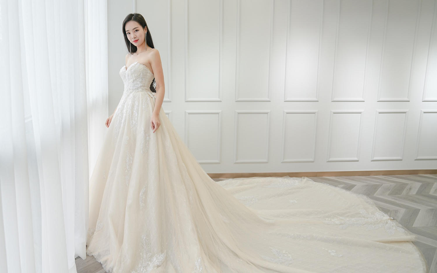 CHERI MARIE抹胸大拖尾婚纱 