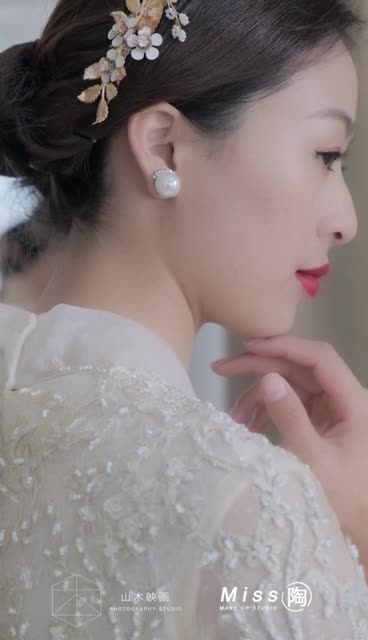 婚纱+秀禾+礼服租赁+首席化妆师跟妆+新娘浴袍