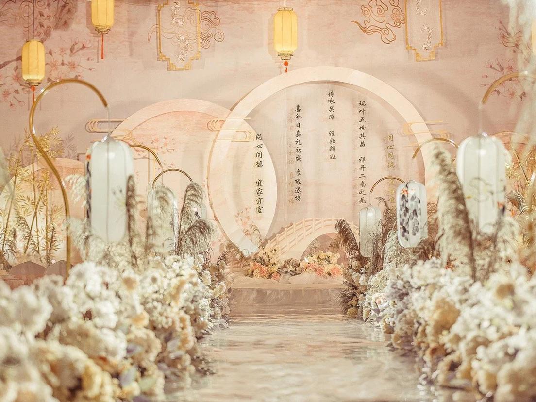 室内香槟色小预算新中式婚礼
