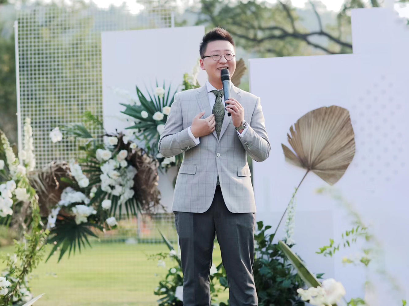 资深主持+音乐执行+督导+温情逗趣