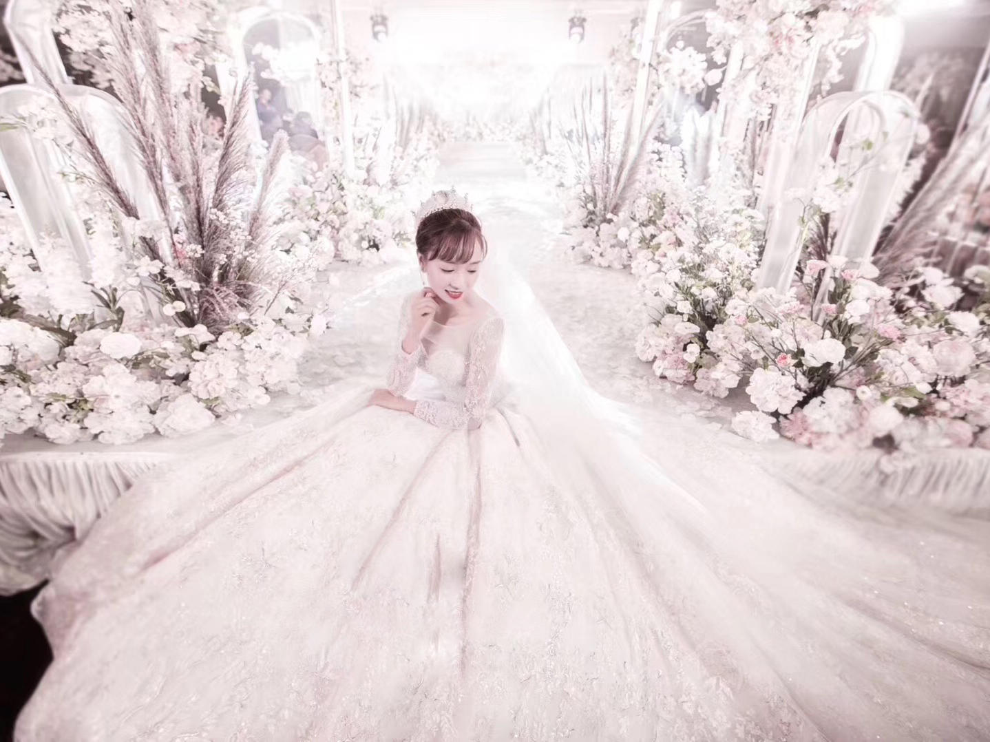 【米图婚纱超值推荐】跟妆+主纱+中式+敬酒服