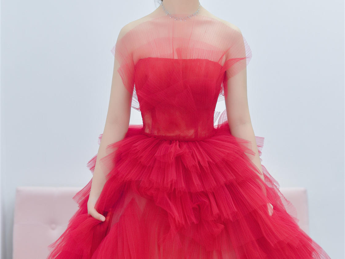 优雅高贵的香槟色像温柔的月光轻轻洒在身上