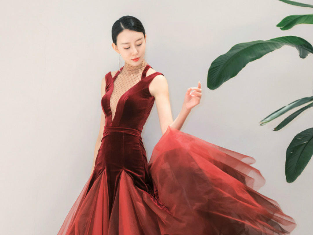 【本合婚纱】元旦圣诞超值套餐七套礼服+全程跟妆