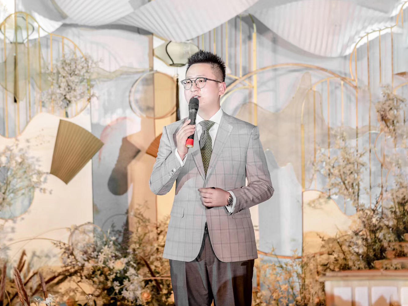 资深主持+音乐执行+督导+温情逗趣