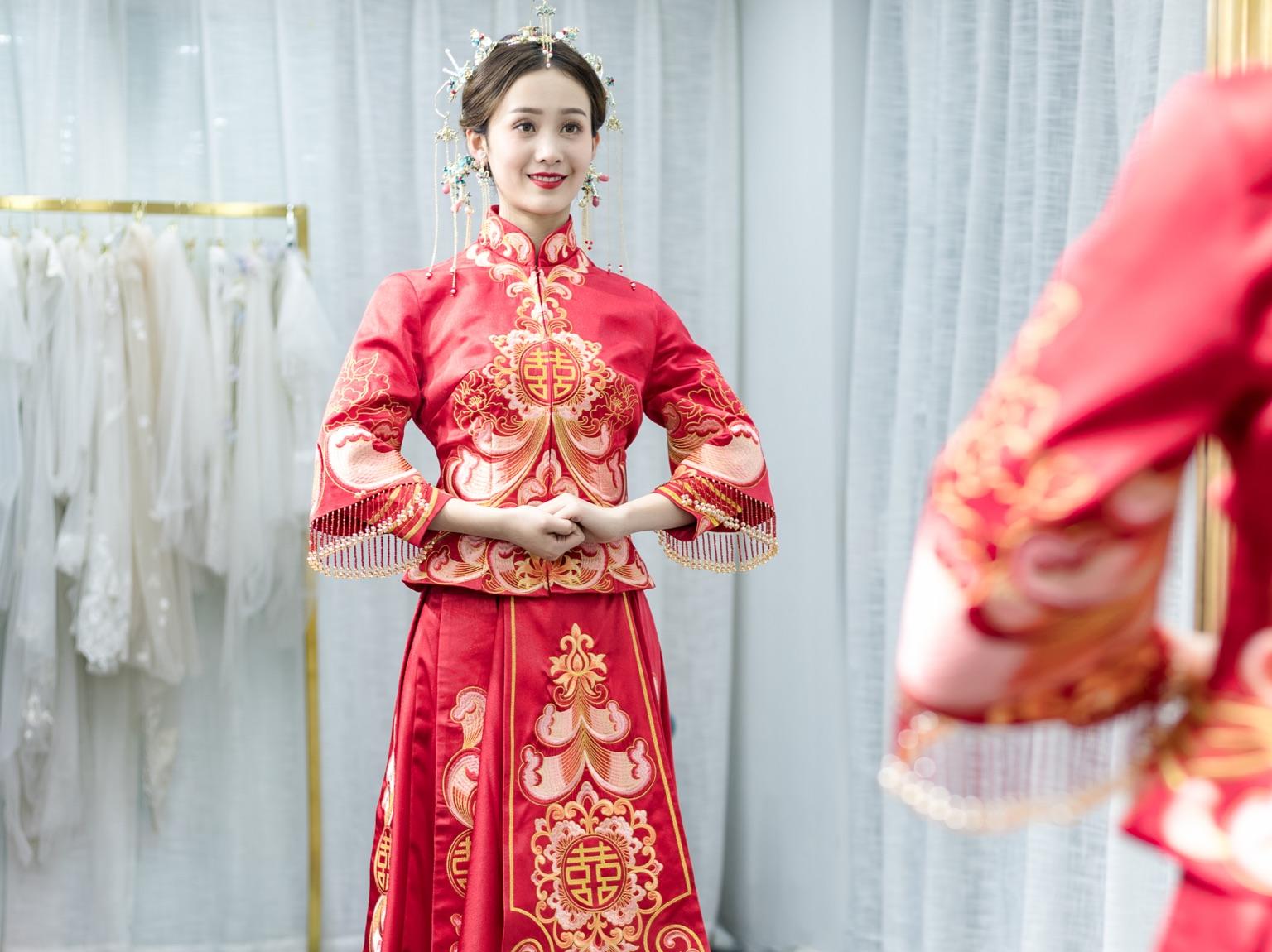 甜美蝴蝶结，洁白亮片大拖尾婚纱