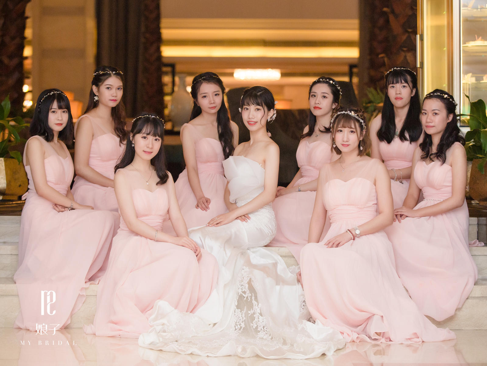 全天跟妆+主纱+齐地纱+敬酒服+长头纱+伴娘服