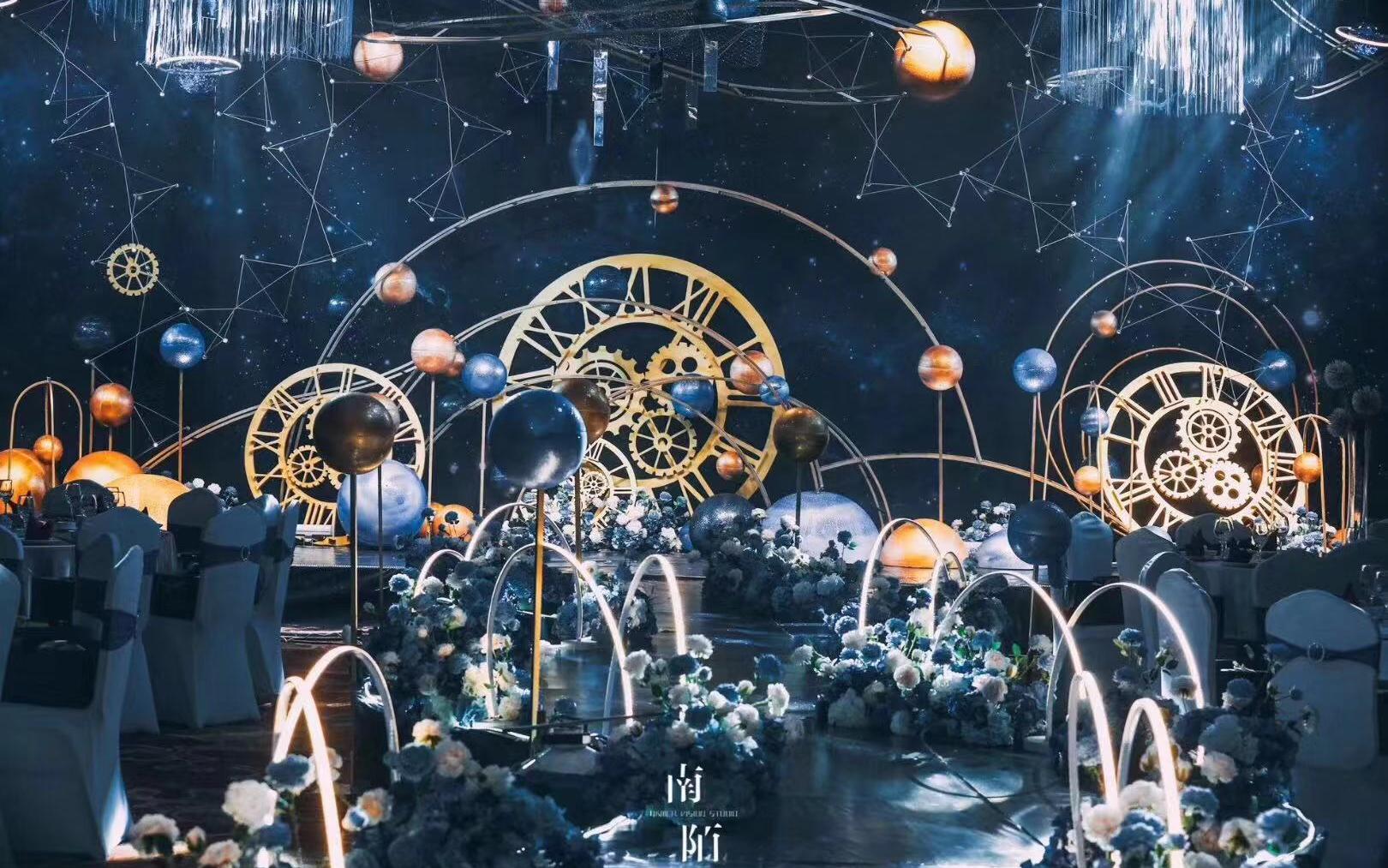 上帝是月蚀中的灯塔，指引着星月飞过夜空