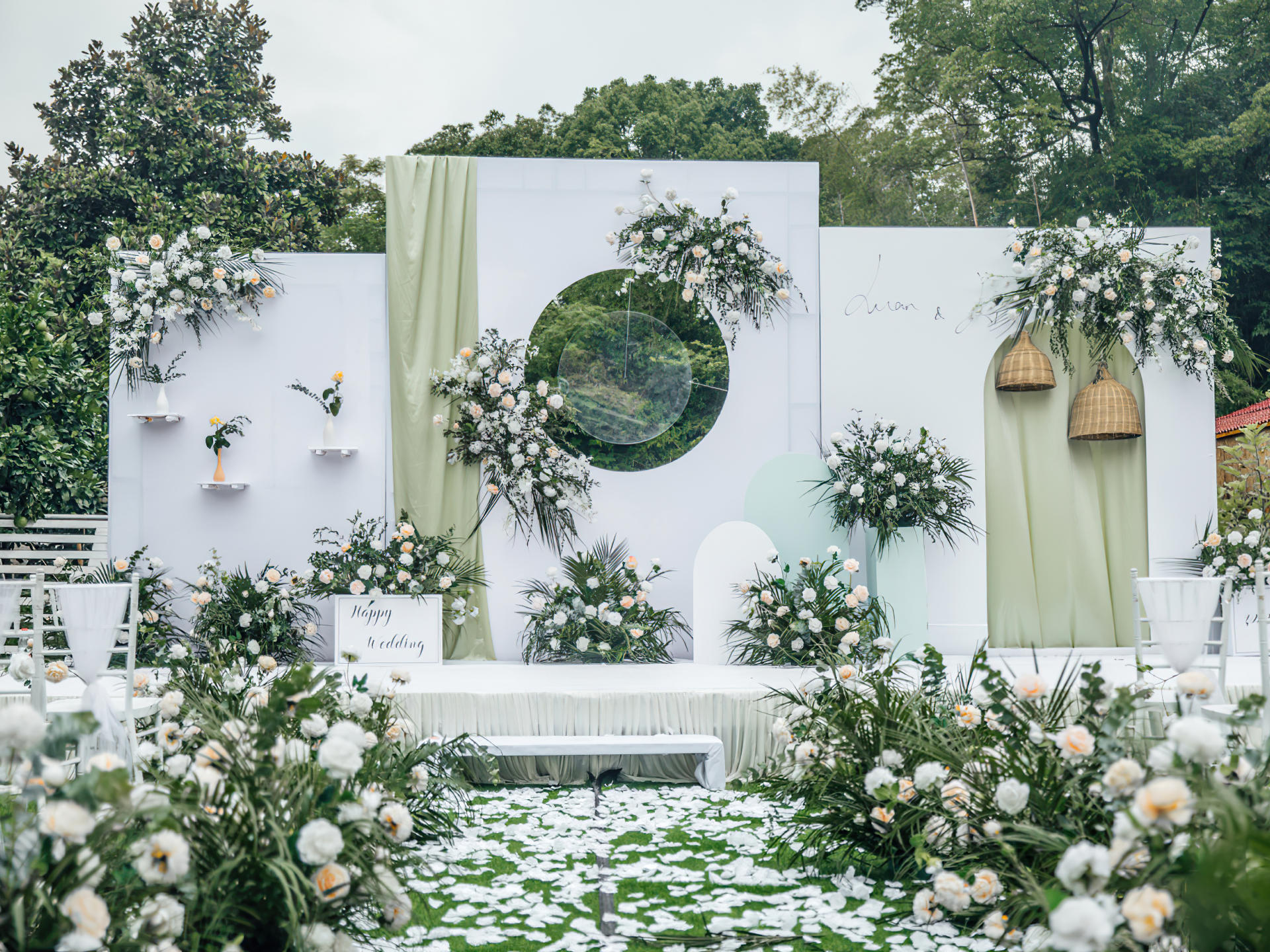 白绿色高品质小预算户外婚礼含四大金刚