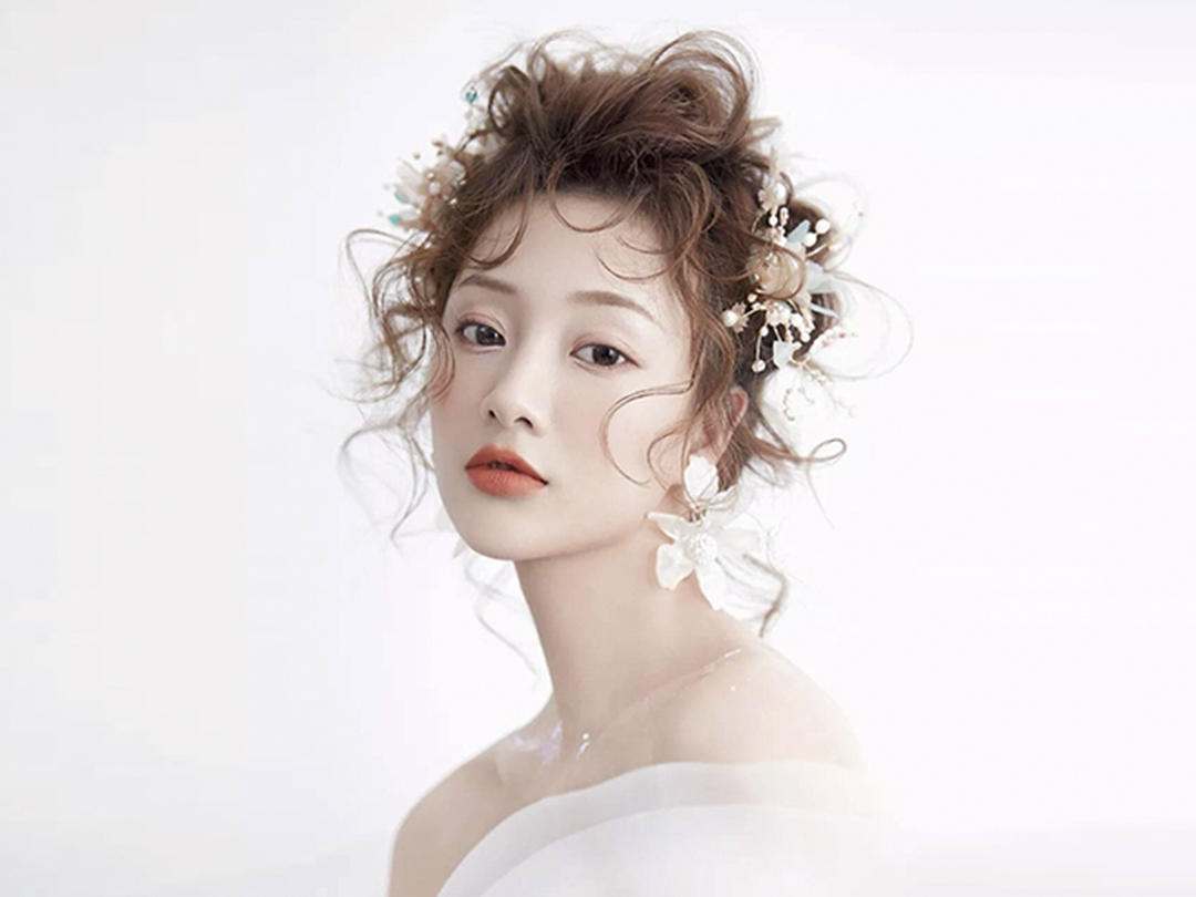 首席化妆师+定制妆容+全天跟妆+高定饰品+伴娘妆