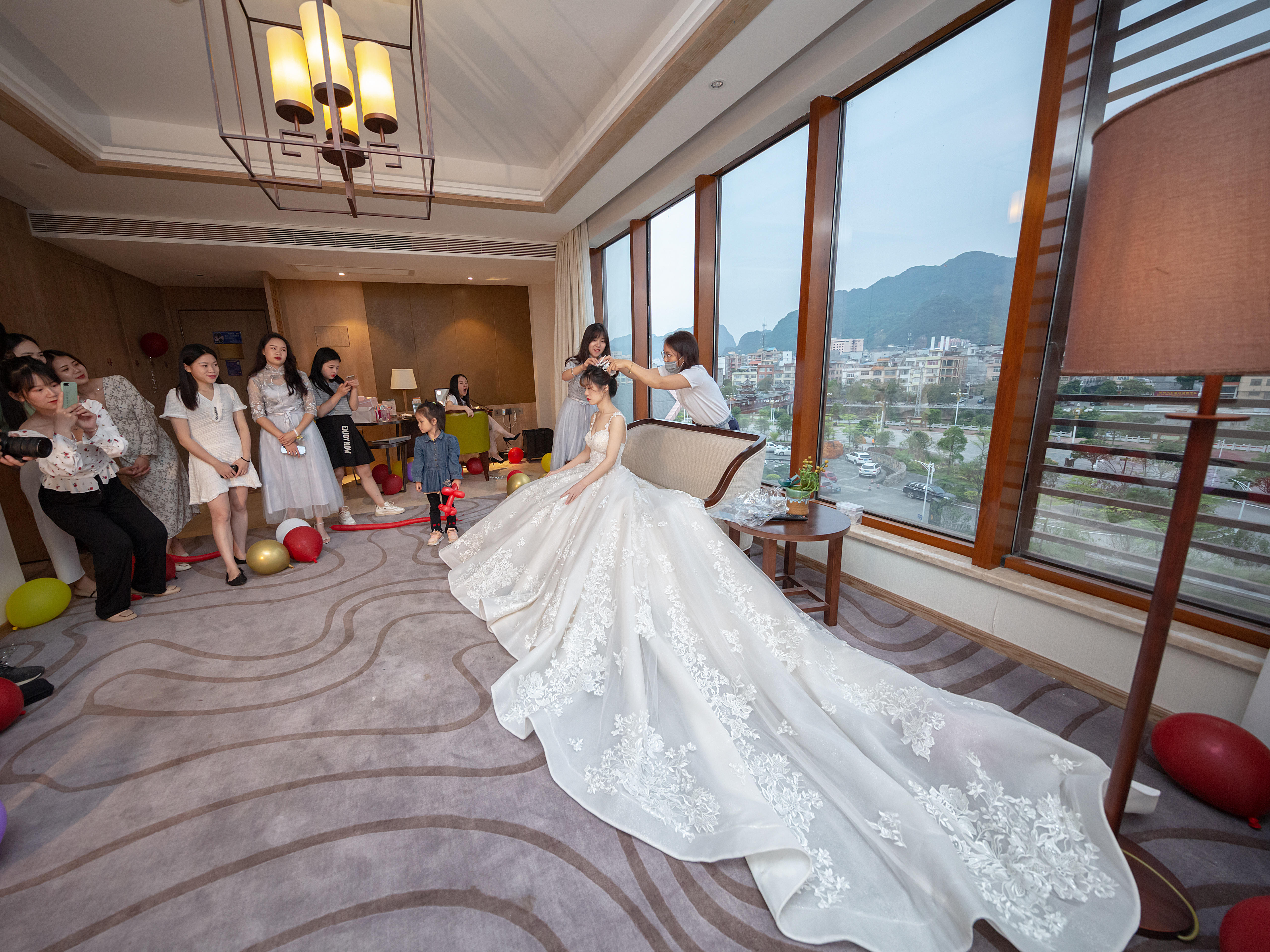 高端婚纱礼服+化妆+摄影+摄像