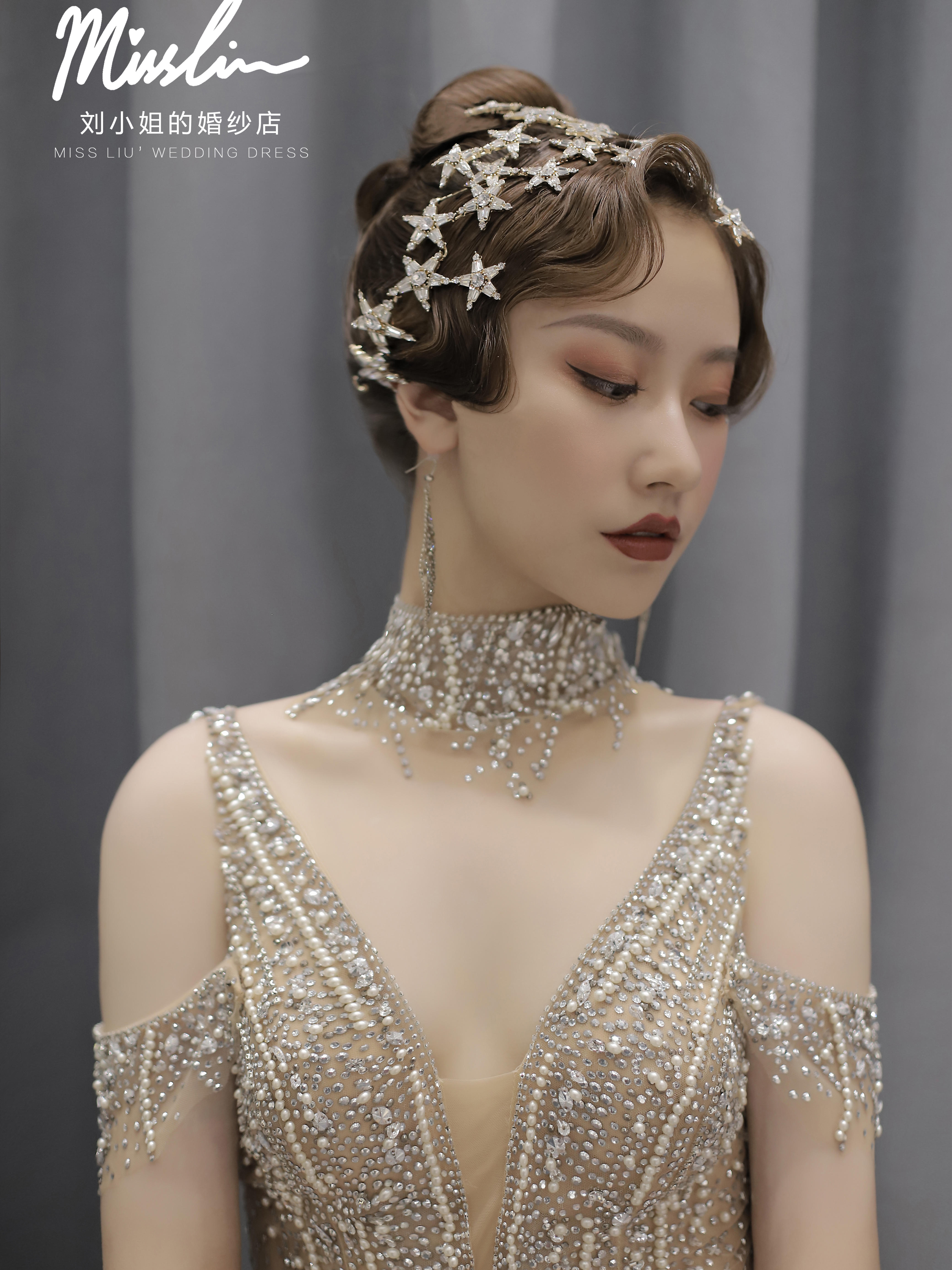 MISS LIU轻奢婚纱订婚妆面