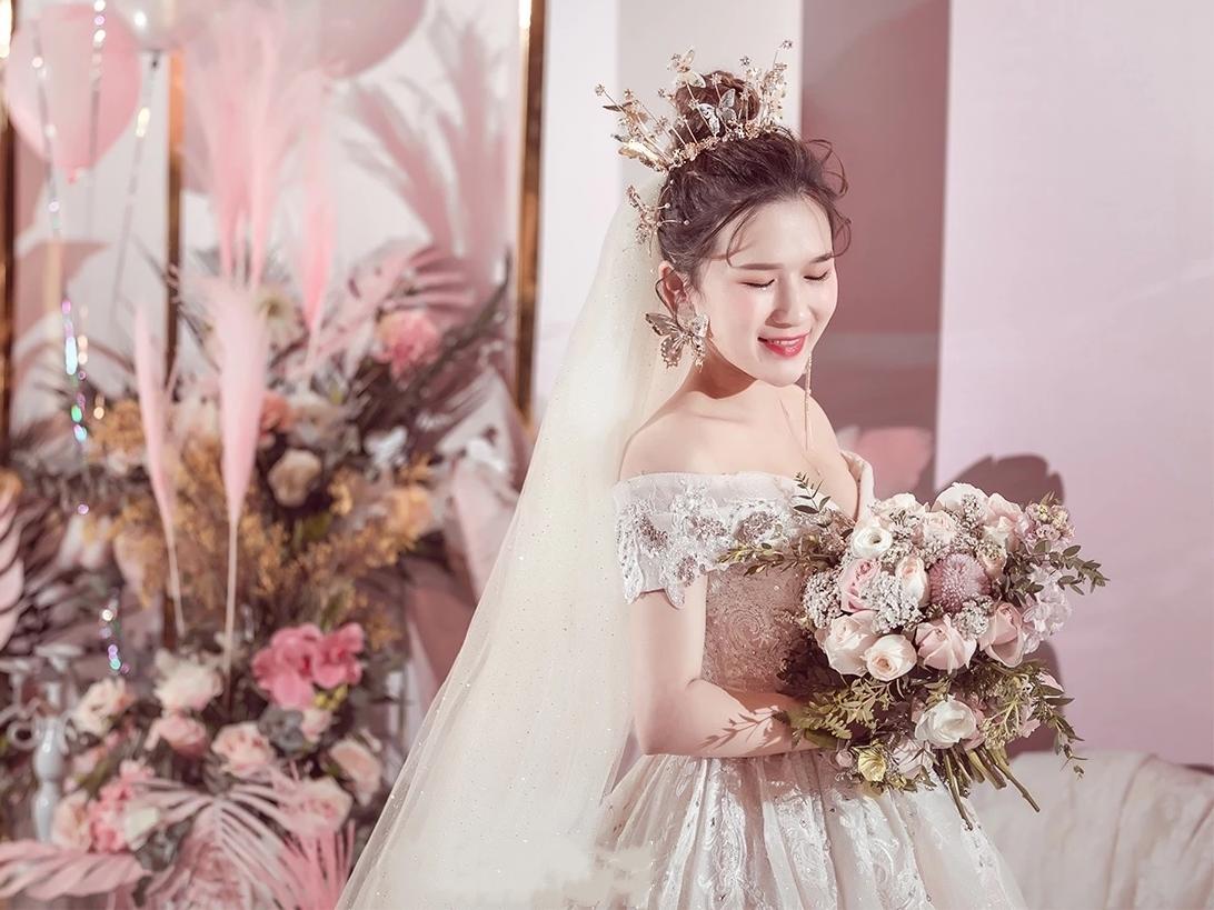 【玖玖新娘】婚纱礼服7件套+全程跟妆
