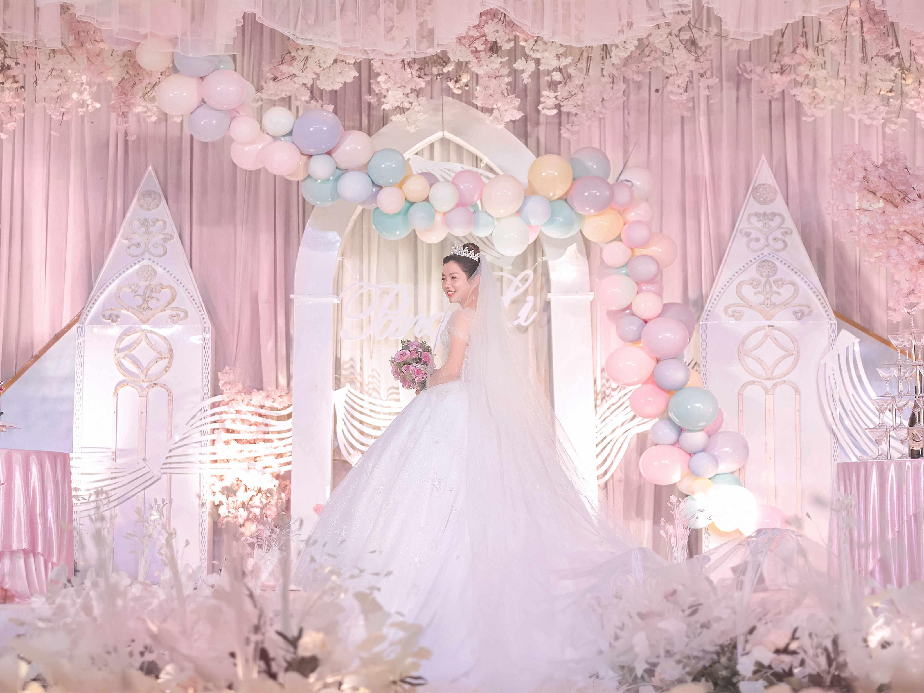 【梦幻城堡甜粉婚礼】甜美了我的少女心，热卖中