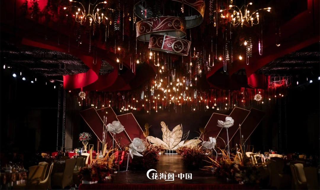 唯美大气豪华红黑撞色大吊顶婚礼