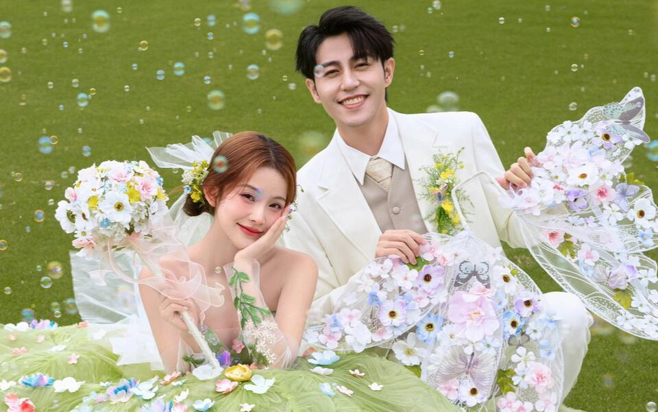 草坪上的精灵公主 绿野仙踪婚纱照