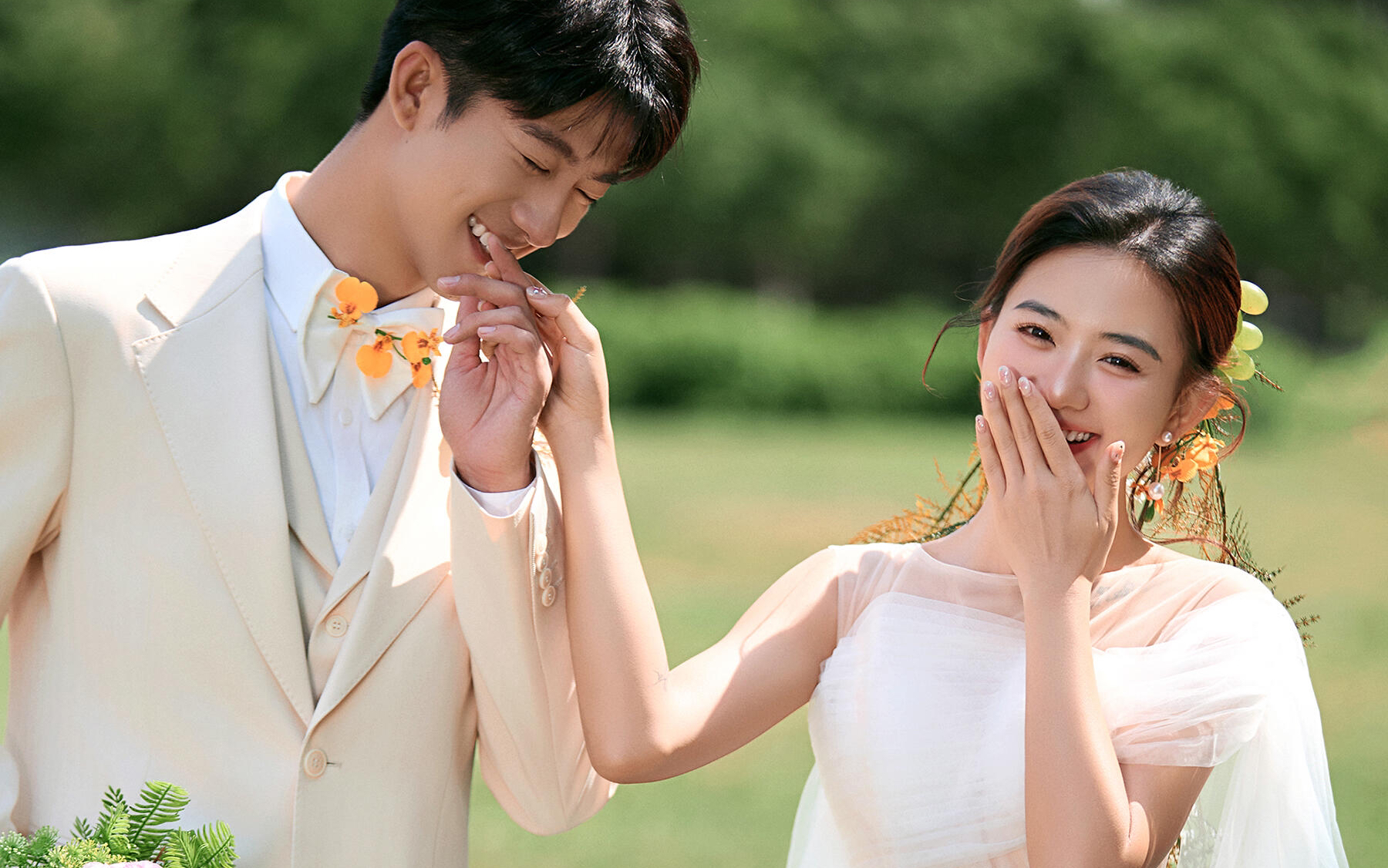 拜托 森系草坪婚纱照真的超甜超治愈