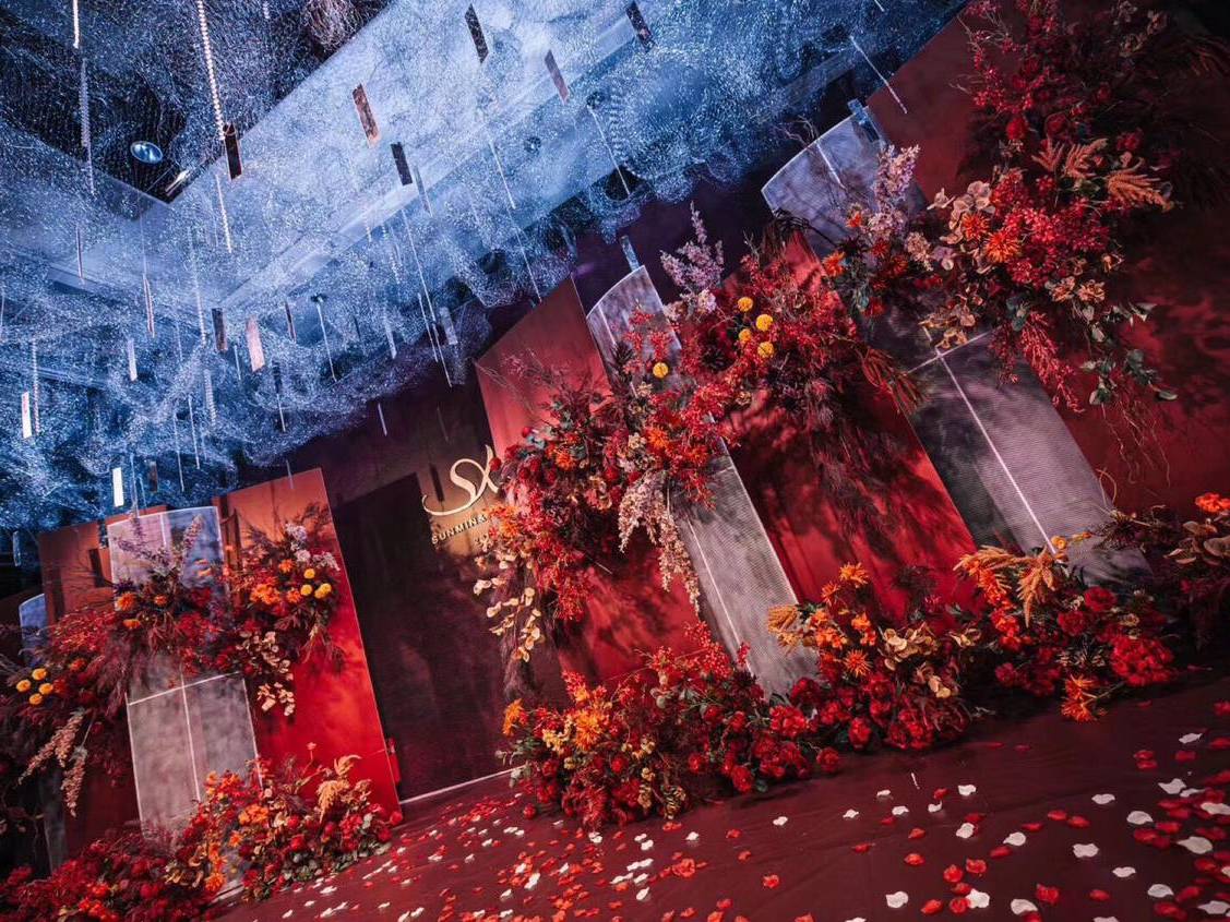 万达嘉华酒店 大气中式红蓝吊顶婚礼花艺满分