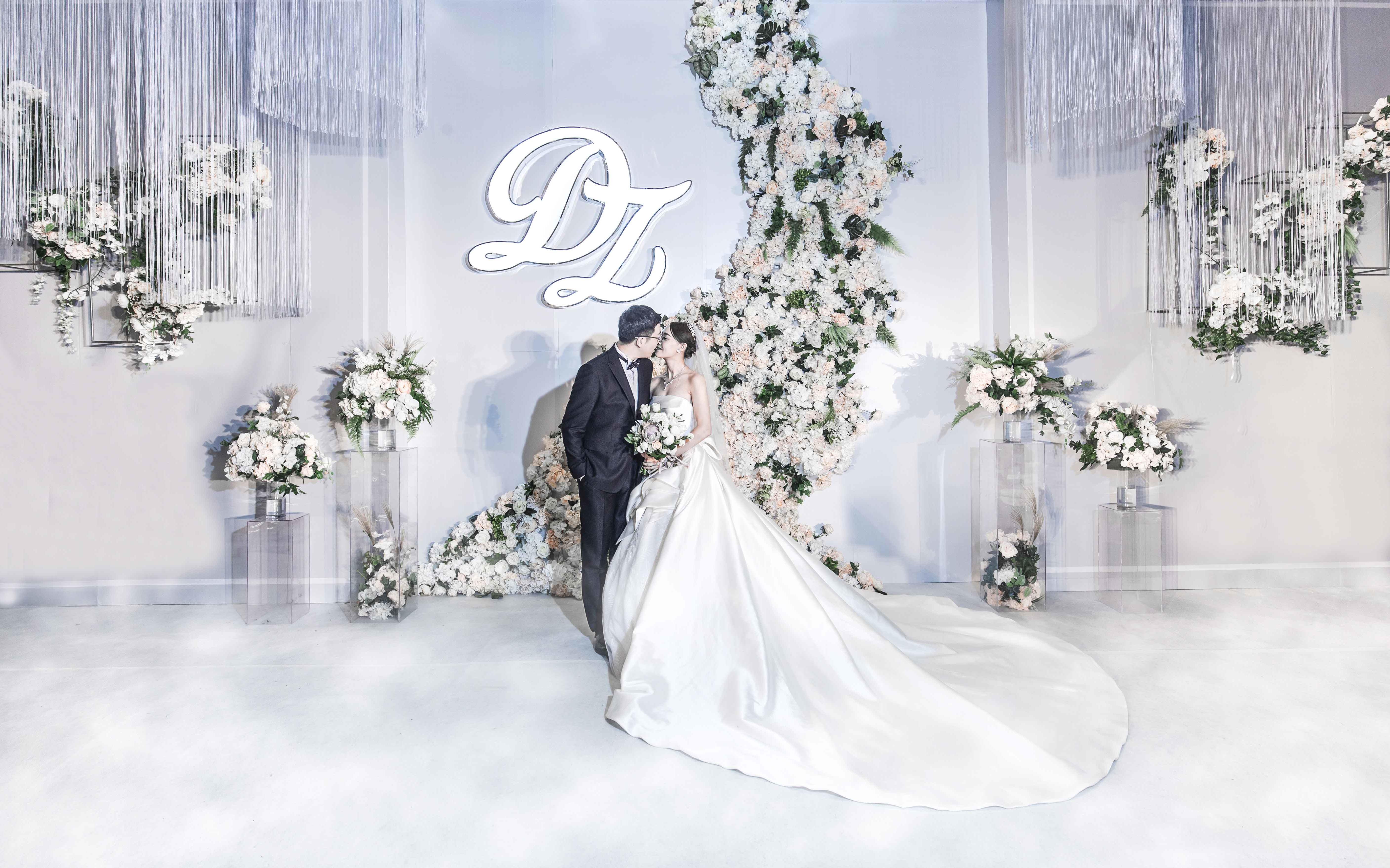 惊悚！昆明动物园女孩与老虎合照时被猛兽咬伤致死(昆明动物园东北虎被咬死)