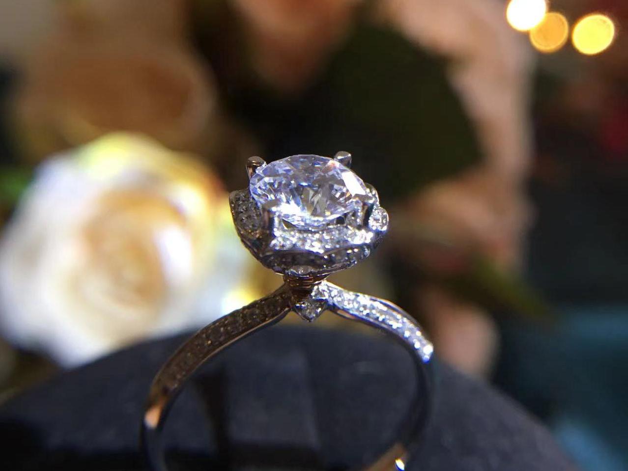 非梵钰禧｜18K白四爪花苞手捧花豪华群镶1克拉钻