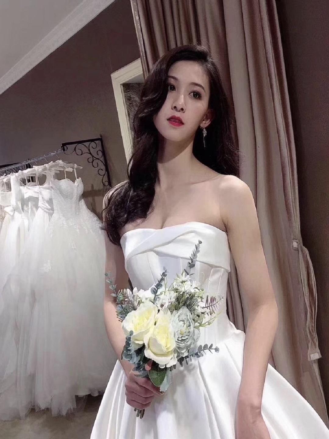 高级设计感抹胸缎面婚纱推荐
