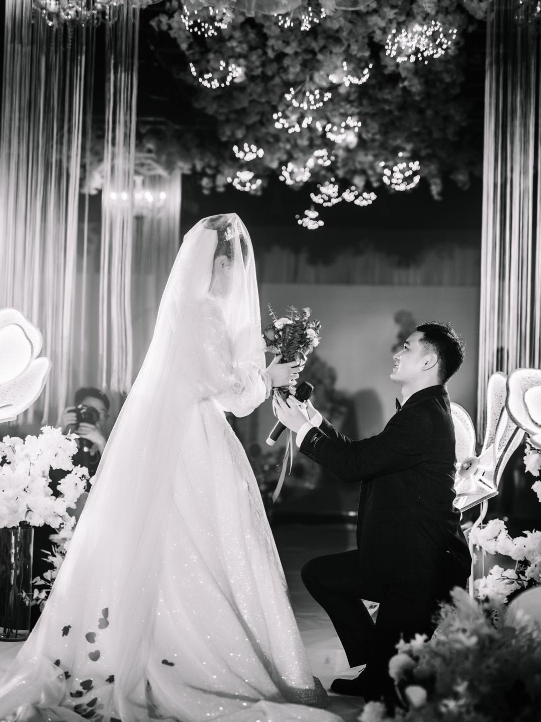 定制高定（大拖尾婚纱+盘金绣秀禾）+资深新娘跟妆