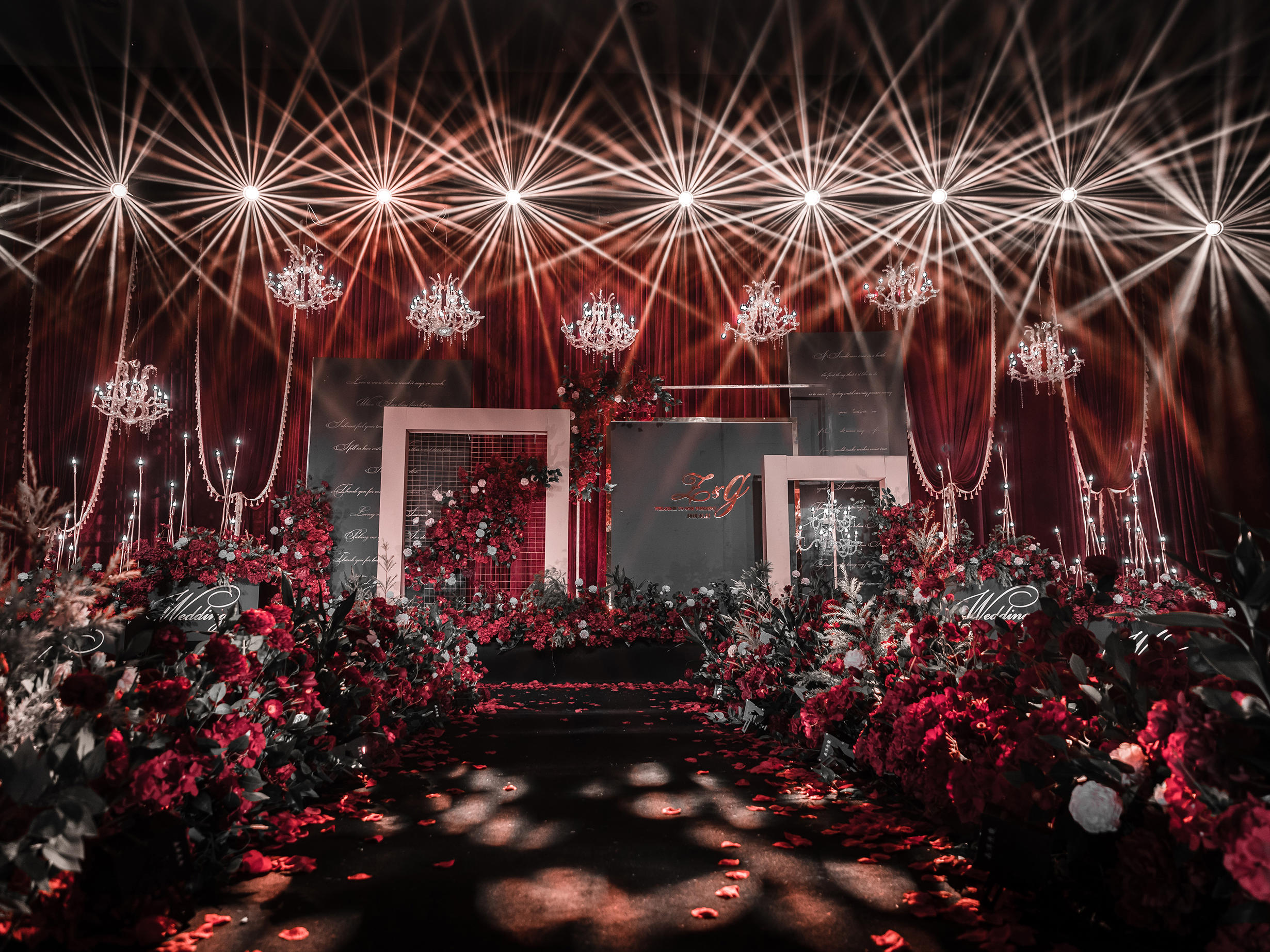 勃艮第红与璀璨黑的碰撞色搭配/红黑色婚礼