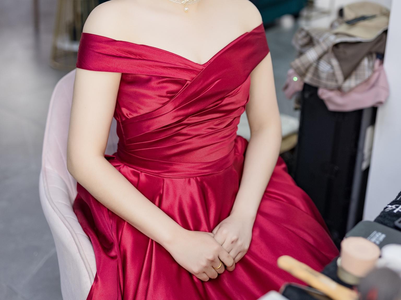 长袖婚纱总是自带优雅宫廷气息。 气质感爆棚