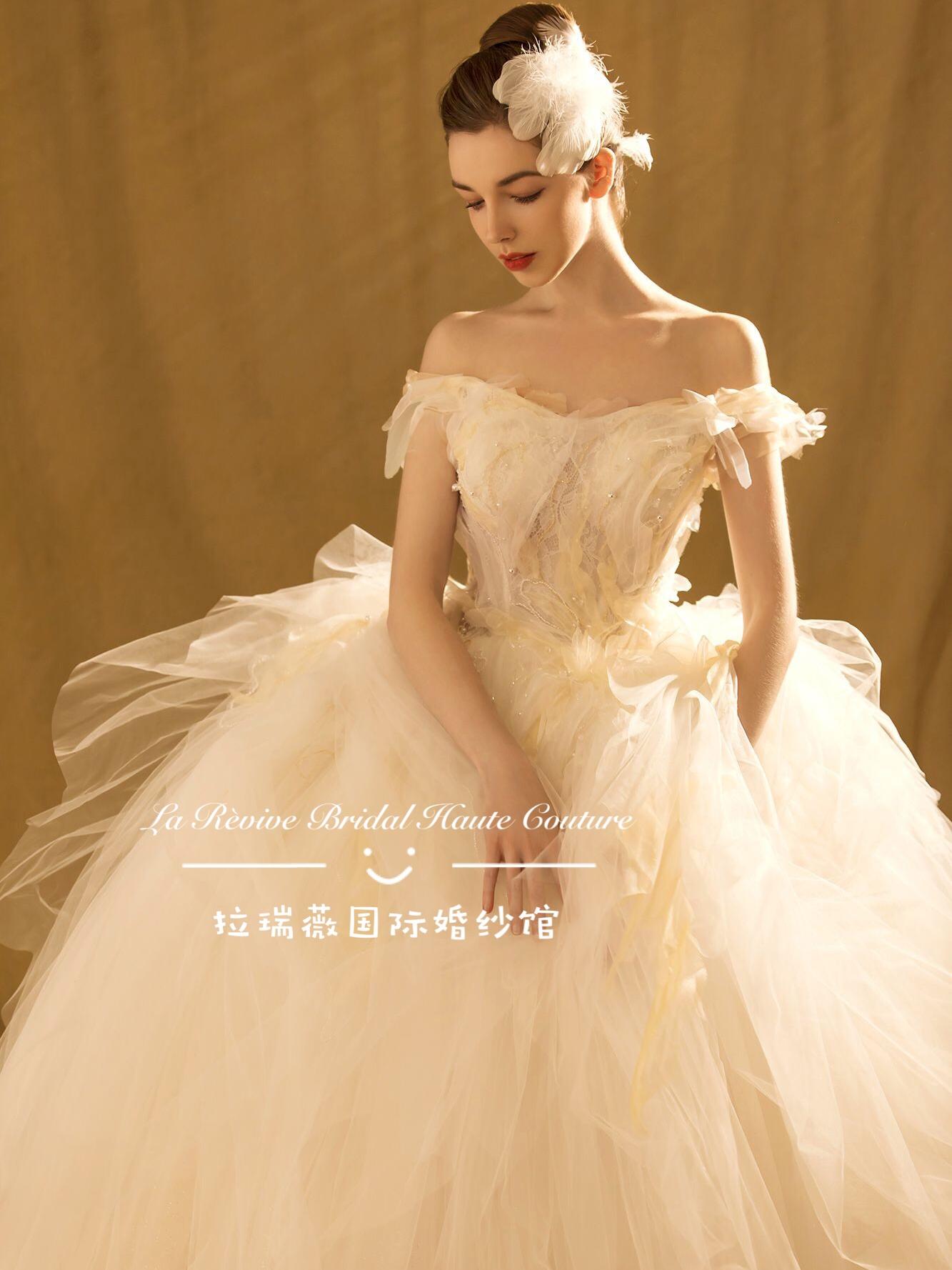 拉瑞薇【香港ST】国际品牌婚纱礼服+首席级跟妆