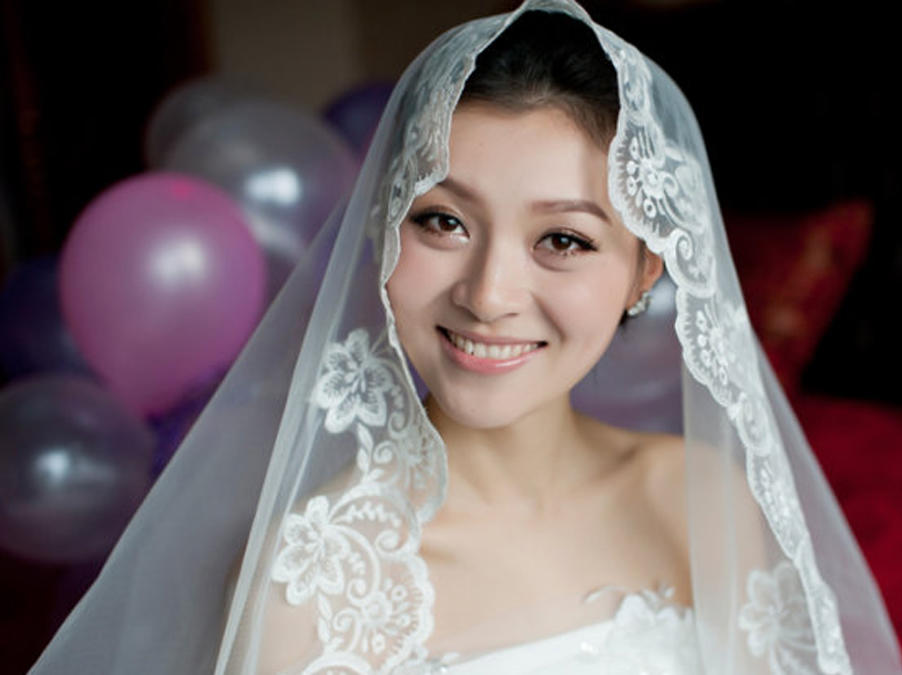 婚纱跟妆_婚纱跟秀禾服同款发型(3)