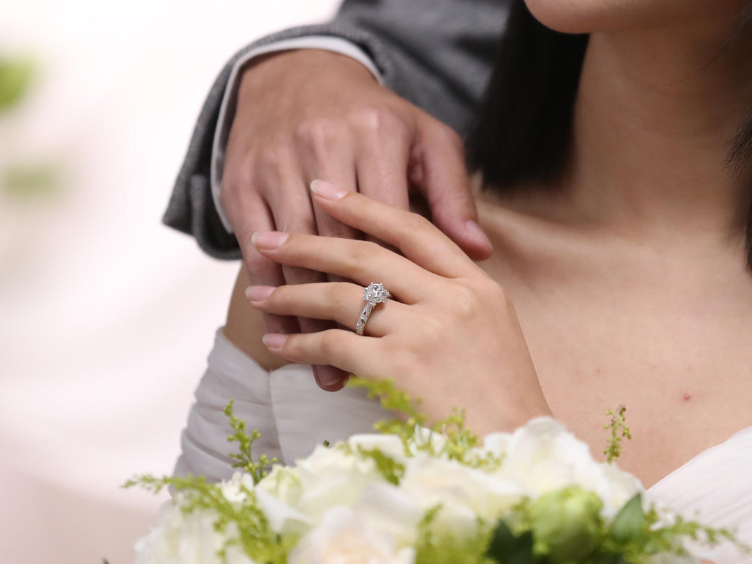 Kismet 18K金求婚戒指—手捧花