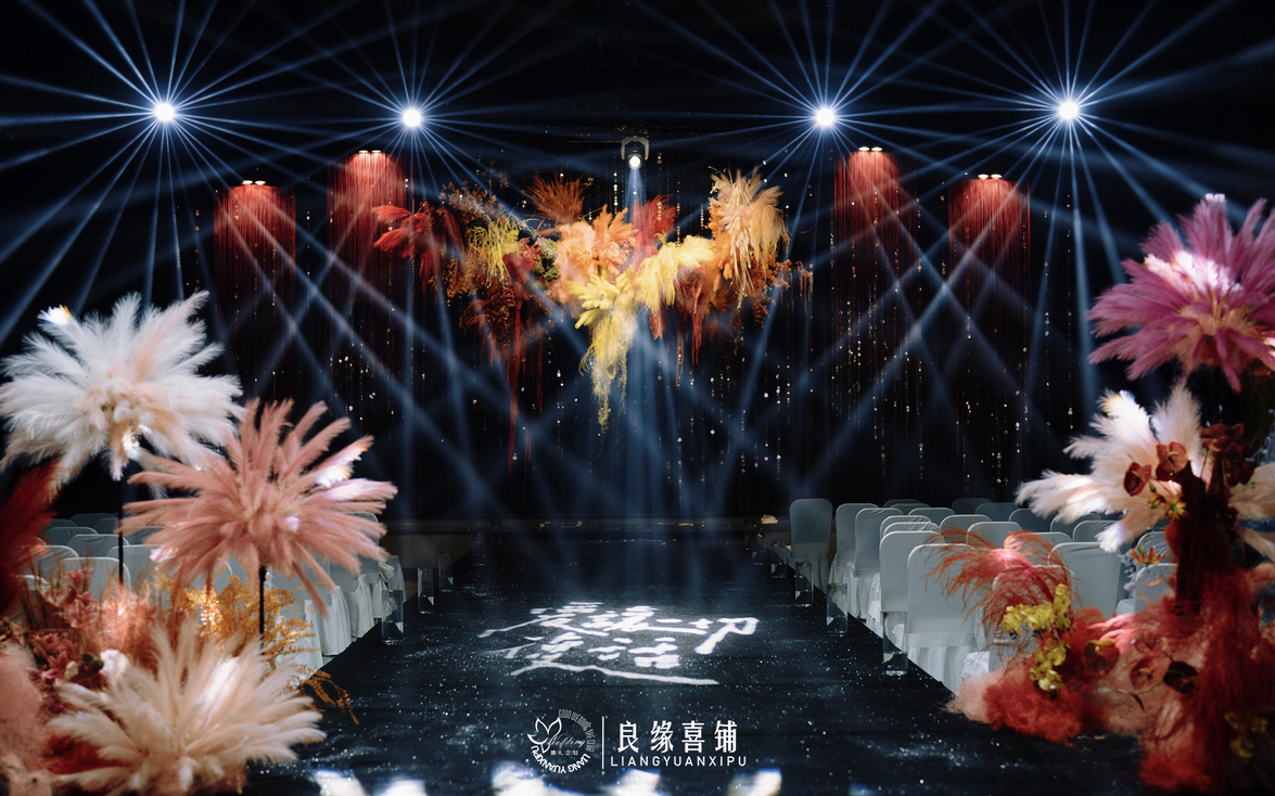 焰色秋光，黑幕下的熾烈浪漫婚禮